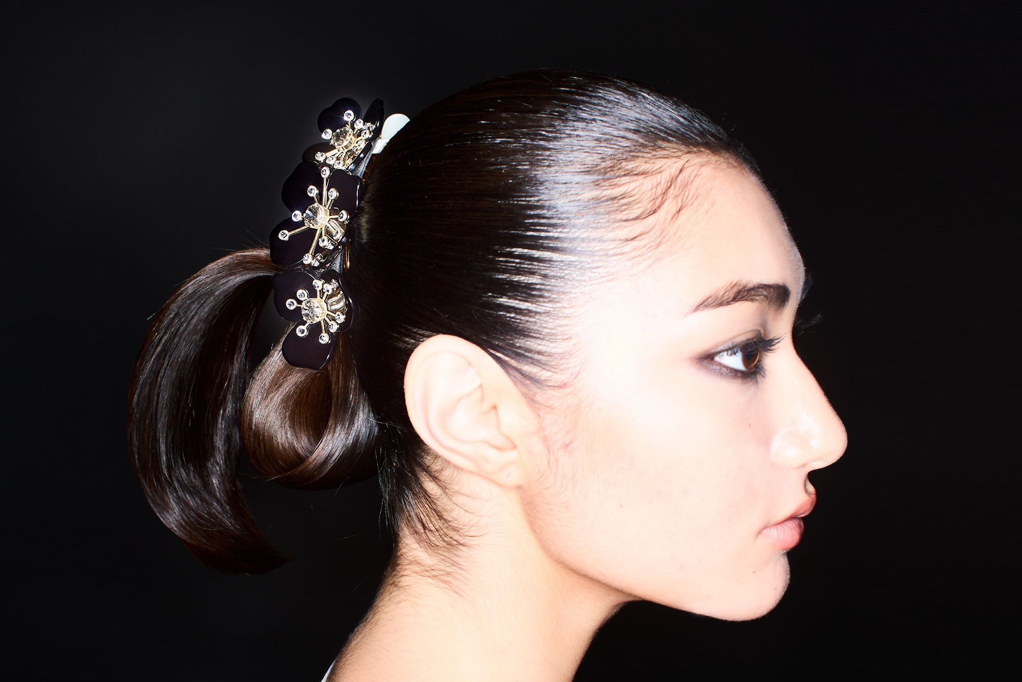 アッカ acca レア レザーとスワロフスキー ヘアクリップ 尊 高級 売買  