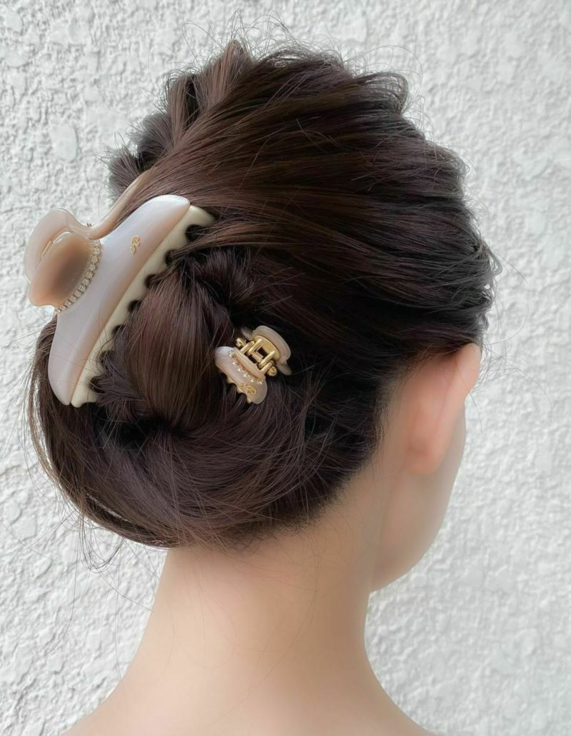 出品 acca ニューコラーナ クリップ パールベージュ - ヘアアクセサリー