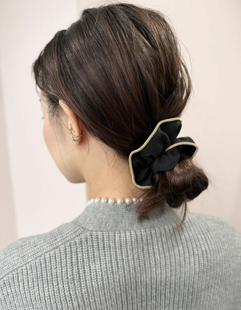 シュシュは、ポニーテールやハーフアップなど、簡単なヘアスタイルにも合わせやすいアイテム